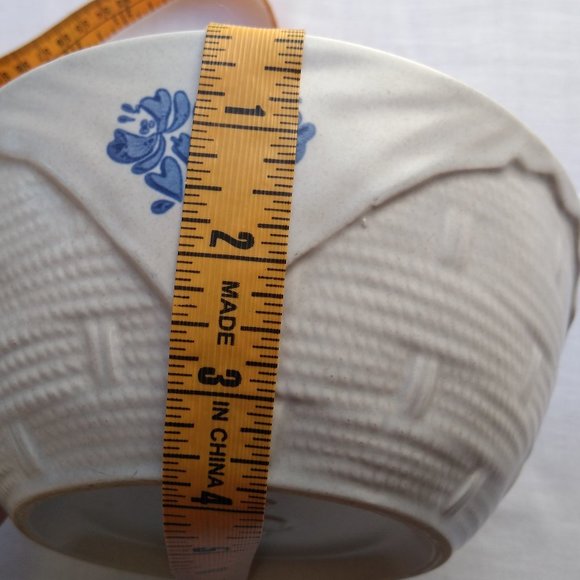 Vintage Pfaltzgraff Yorktowne 8" Basket Bowl - Picture 7 of 8